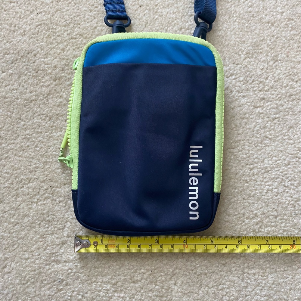 Lululemon Athletica Easy Access Crossbody Bag Blue Neon Green Belt Bag Unisex - Picture 4 of 7